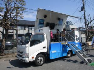 画像：防災訓練で使用した起震車（拡大画像へのリンク）