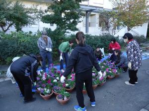 画像：会員が花植え活動をする様子（拡大画像へのリンク）