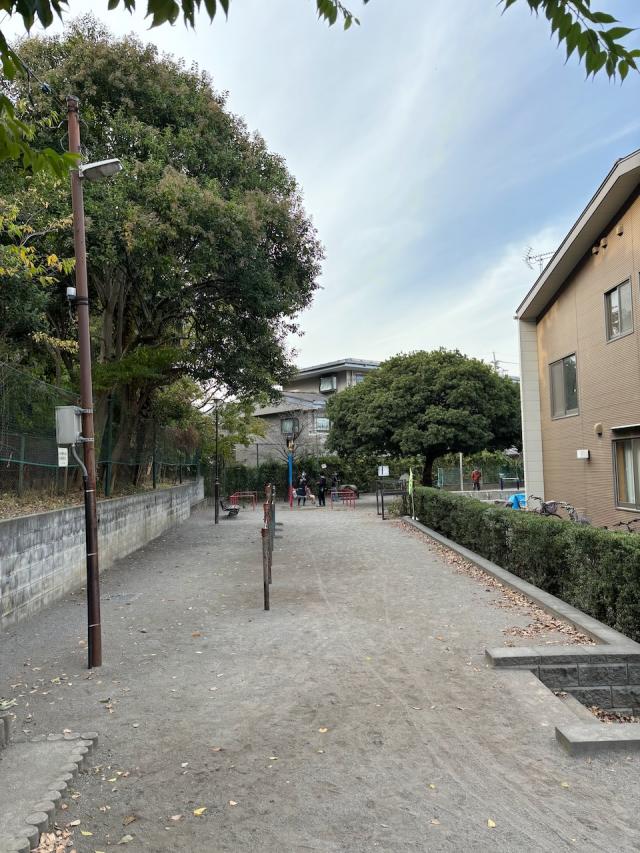 画像：地区公会堂と玉川上水間の写真