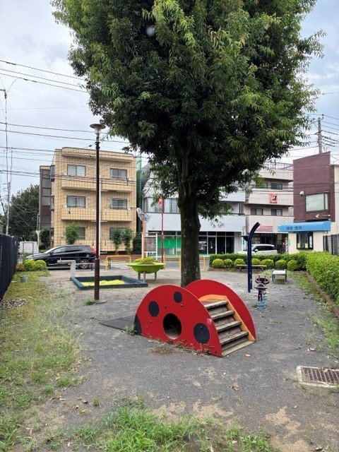 画像：幼児向け遊具が並んでいる写真