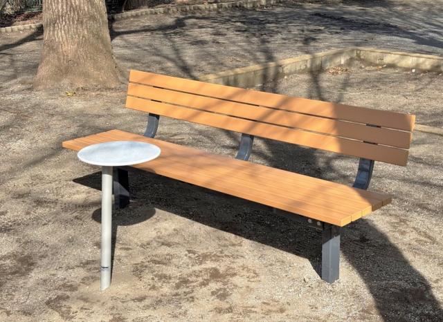 画像：ベンチとテーブル