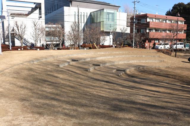 画像：円形ステージ型ベンチの写真