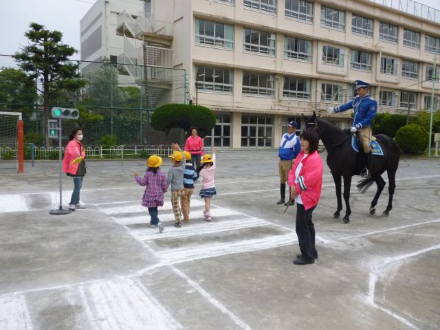 画像：交通安全対策地区委員会の活動の様子