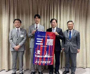 画像：FC東京の髙萩選手と河村市長との記念撮影（市長公室にて）（拡大画像へのリンク）