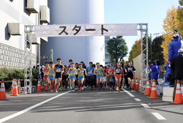 画像：一斉にスタートする125チームの第一走者たち