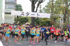 画像：第31回三鷹市民駅伝大会スタート時の様子（拡大画像へのリンク）