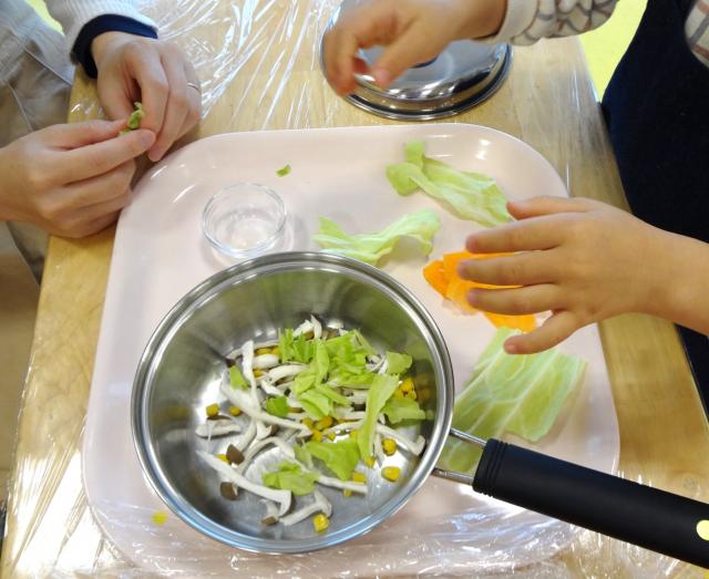 画像：野菜をちぎる様子の写真