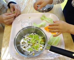 画像：野菜をちぎる様子の写真（拡大画像へのリンク）