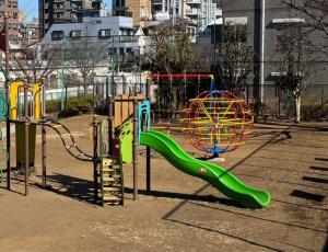 画像：上連雀中央児童遊園全景（拡大画像へのリンク）