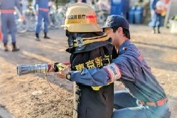 画像：地域行事に従事する消防団員