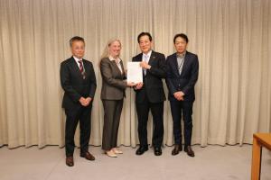 画像：みたか国際化円卓会議から、市長へ第13期報告書を手渡す様子の写真（拡大画像へのリンク）