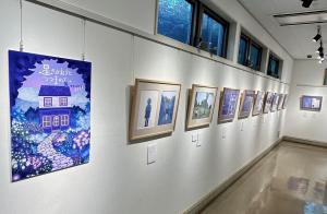 画像：最優秀賞作品「星のかおりにつつまれて」の展示の様子（拡大画像へのリンク）