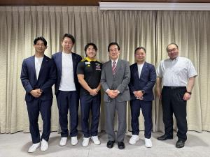 画像：表敬訪問の際のの記念写真（拡大画像へのリンク）