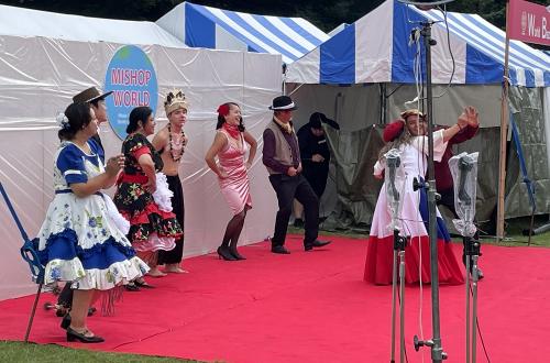 画像：フェスティバルでチリ民族舞踊を踊るGrupoFolkloricoChileの皆さん（拡大画像へのリンク）