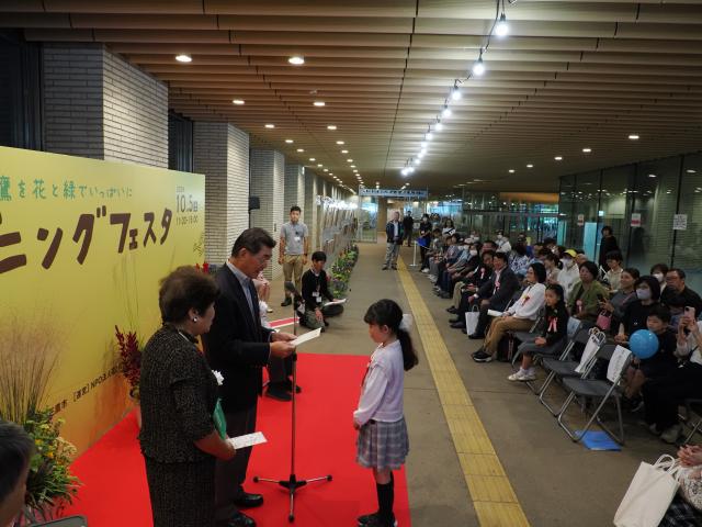 画像：展示写真を眺める来場者の様子