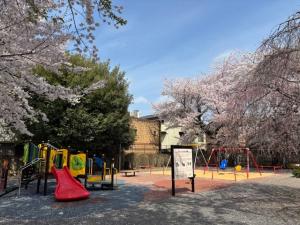画像：広場全体（拡大画像へのリンク）
