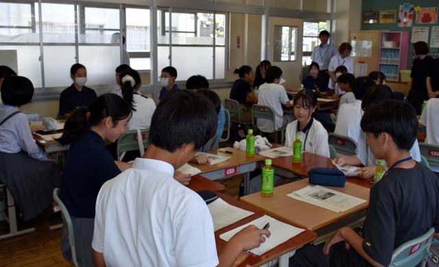 画像:山里中学校との交流の様子