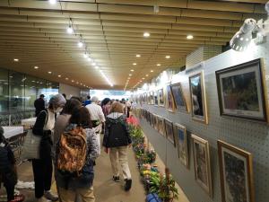 画像：写真展示の様子の写真（拡大画像へのリンク）
