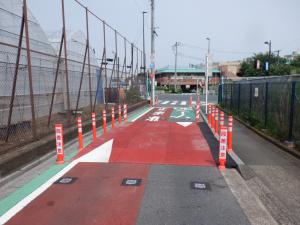 画像：ハンプ設置写真（拡大画像へのリンク）