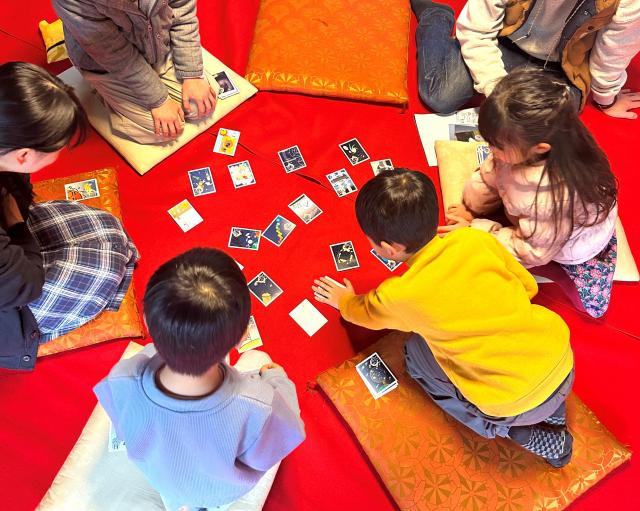 画像：真剣な表情でカルタに取り組む参加者の様子