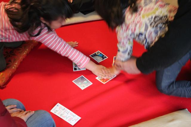 画像：躍動感のあるカルタを取る手