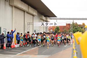 画像：一斉にスタートする選手たちの写真（拡大画像へのリンク）