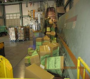 画像：回収箱を溶解炉に運んでいる様子（拡大画像へのリンク）