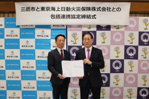 画像：東京海上日動火災保険株式会社津田西東京支店長と河村市長（拡大画像へのリンク）
