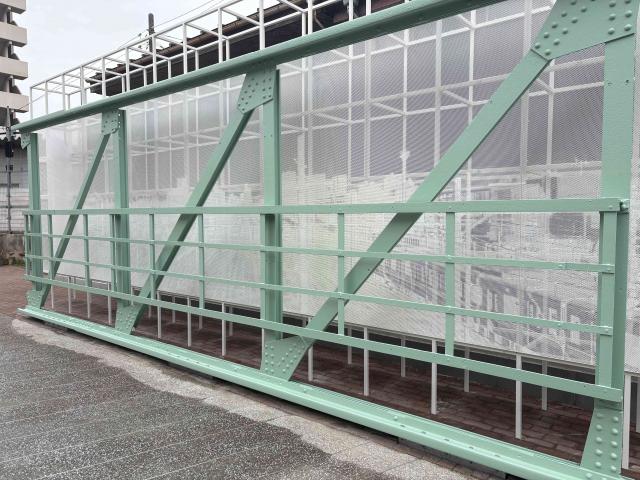 画像：橋桁と背景にはかつての橋上の風景を再現