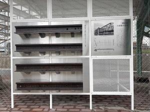 画像：跨線橋で使用されていた代表的なレールの展示（拡大画像へのリンク）