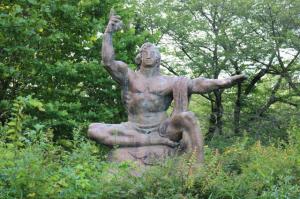 画像：仙川平和公園の平和の像（拡大画像へのリンク）