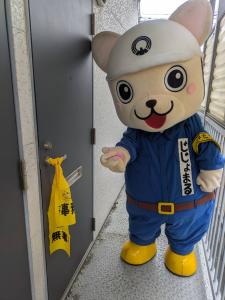 画像：じじょまると黄色いタスキの写真（拡大画像へのリンク）