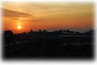 陸橋から見た夕陽の写真