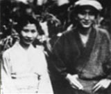 美知子夫人と太宰が並んで立った入る写真