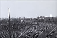 陸橋から三鷹電車庫を望んだ写真