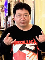 写真:第42回太宰治賞受賞者のこがわゆうじろうさん