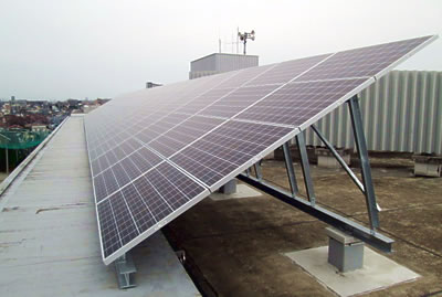 第三中学校の太陽光発電設備の写真