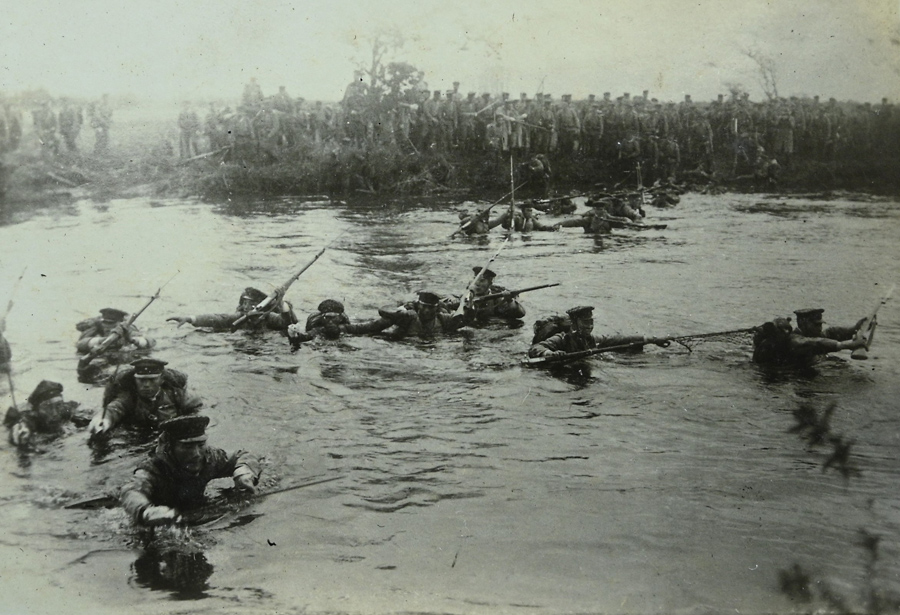 渡河訓練の写真。歩兵銃を濡らさないようしている。