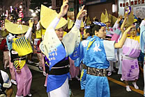 写真：踊る参加者のみなさん