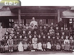 写真: むかしの小学校の学級写真