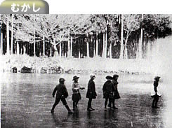 写真: むかしの子どもたちが凍った池の上を歩いているところ