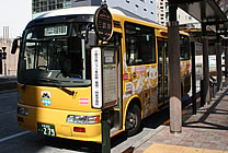 写真：スタジオジブリのキャラクターが描かれた黄色いバス