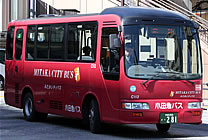 写真：赤いバス