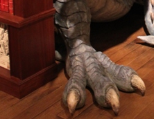 写真：ジブリ美術館の展示室　ドラゴンの足