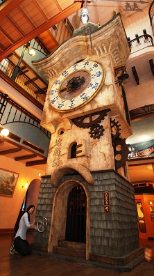 画像：ジブリ美術館にあらわれた大きな時計塔