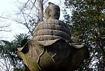 写真：人の顔に蛇の身体の宇賀神像