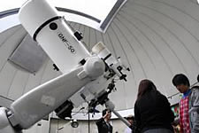写真：望遠鏡と参加者