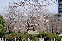 写真：桜の下の平和祈念像