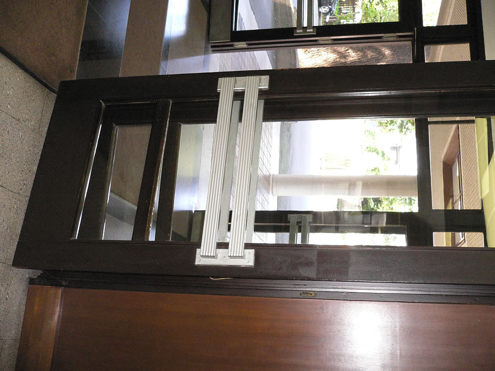 日本無線101号棟の木製のドアの把手