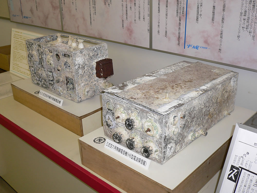 海底から引き揚げられた日本無線の無線電話機（左）、航空機搭載用超短波レーダーの受信部